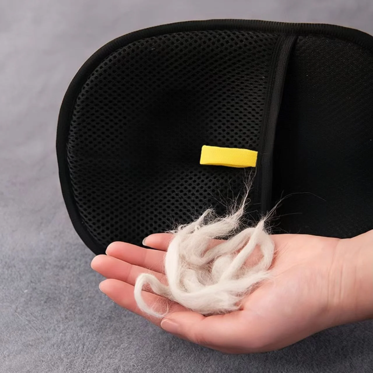 Reusable electrostatic glove for removing pet hair - Image 3