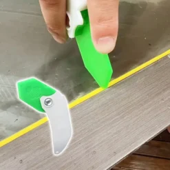 Alternative view of Multipurpose 9-in-1 Spatula Caulking Tool