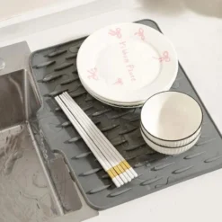 Alternative view of No-Spill Silicone Worktop Saver – Heat-Resistant & Non-Slip Mat for Drip-Free Drying